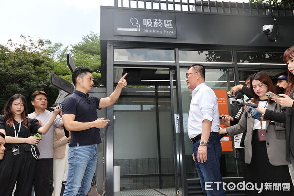 ▲▼李四川參訪無菸城市指定負壓式吸菸室,李四川,蔣萬安       。（圖／記者徐文彬攝）