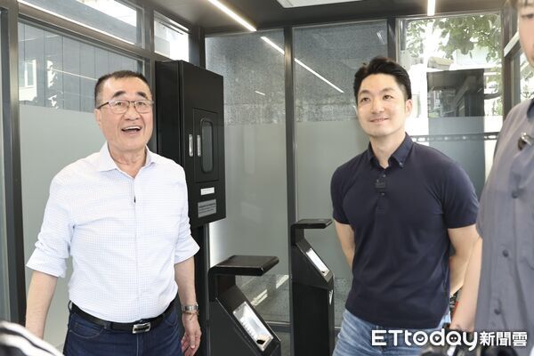 ▲▼李四川參訪無菸城市指定負壓式吸菸室,李四川,蔣萬安       。（圖／記者徐文彬攝）