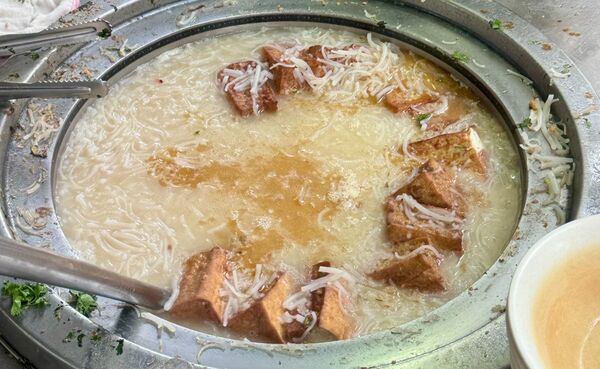 ▲▼華榮市場古早味米粉湯。（圖／部落客小虎食夢網授權提供）