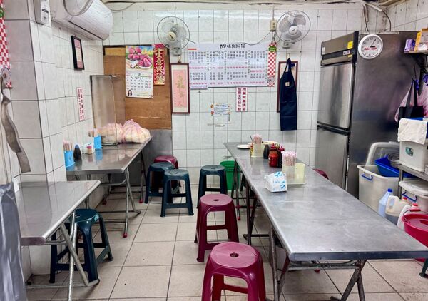 ▲▼華榮市場古早味米粉湯。（圖／部落客小虎食夢網授權提供）