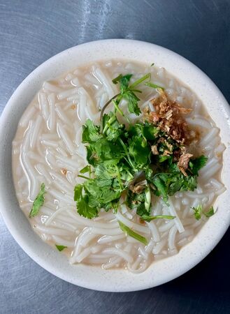 ▲▼華榮市場古早味米粉湯。（圖／部落客小虎食夢網授權提供）