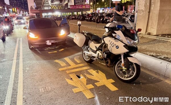 ▲▼23歲邱男駕駛特斯拉疑故意追撞員警的警用大型重機，事後貼文「早就看條子不爽」             。（圖／記者陳以昇翻攝）