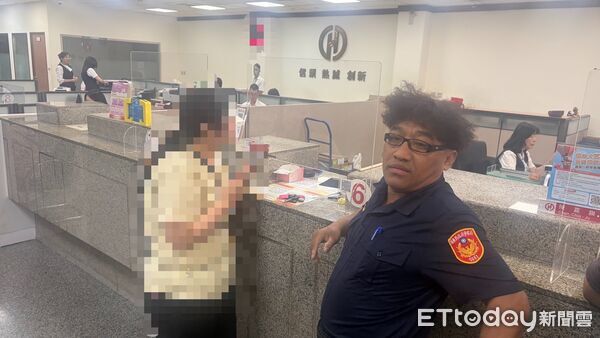 ▲內埔警方會同行員阻止邱女被騙。（圖／記者陳崑福翻攝）