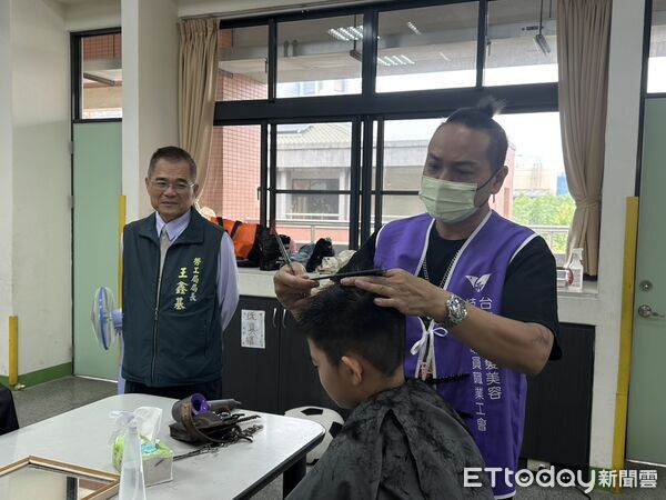 ▲台南市政府勞工局推動「做工行善團」邁入第13年，持續協助弱勢家庭修繕家園。（記者林東良翻攝，下同）