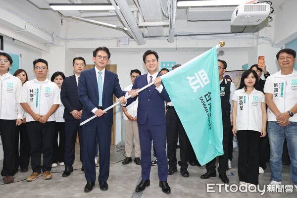 ▲▼ 竹北邱臣遠幸福真永遠！台灣民眾黨徵召邱臣遠參選竹北市長, 邱臣遠,黃國昌,柯文哲     。（圖／記者徐文彬攝）