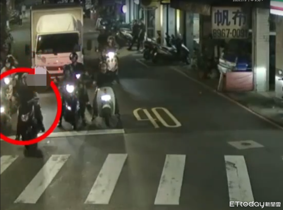 板橋警匪追逐2公里!23歲男「毒駕撞警車」慘摔被壓制 2警送醫