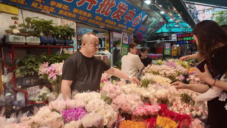 ▲520早上的花市絡繹不絕。（圖／翻攝自九派新聞）