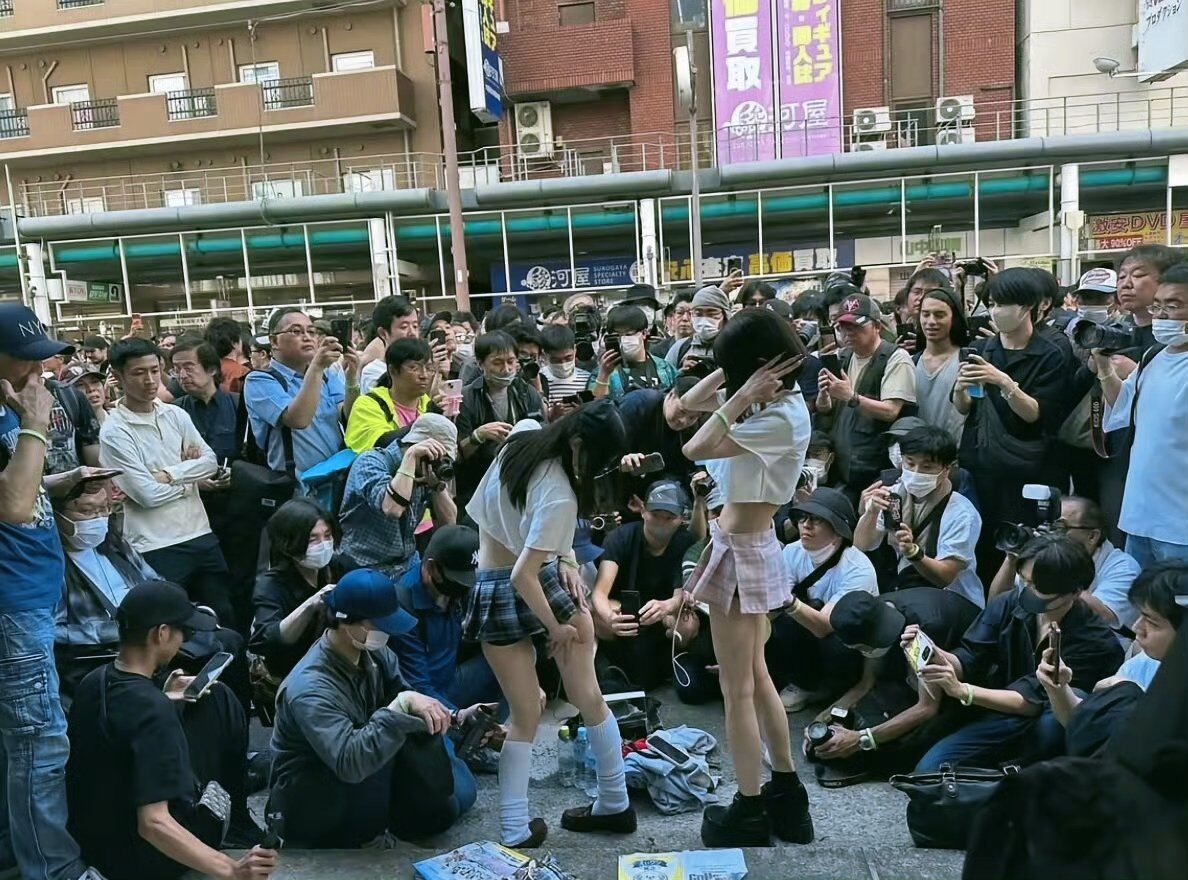 ▲▼男生圍成一圈拍攝女coser裙底。（圖／翻攝X）