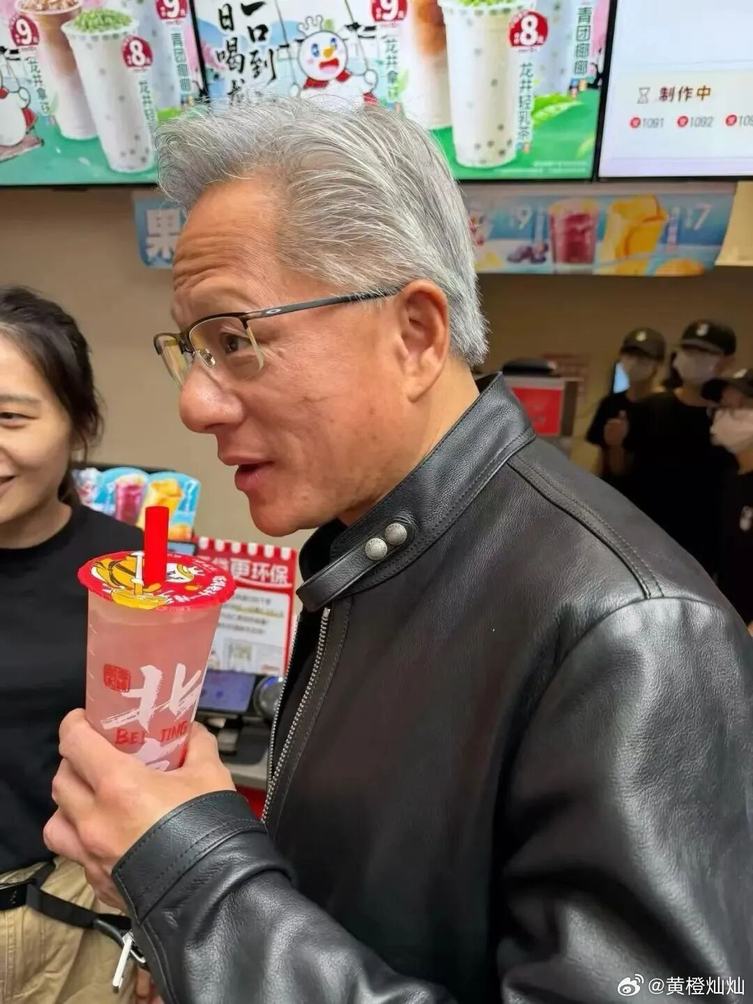 ▲▼黃仁勳喝豆汁痛苦皺眉！　「嫌棄表情包」被做成廣告看板賣爆。（圖／翻攝自微博）