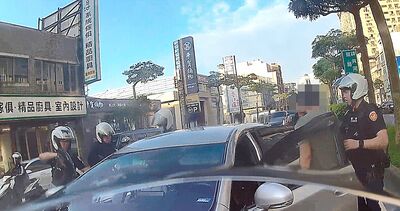 白牌車超載囂張上路！警包抄逮6失聯移工　違規載客再罰10萬