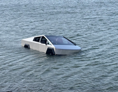 實測Cybertruck「涉水模式」大翻車!他開進湖裡秒拋錨...下場慘了