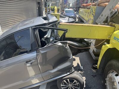 苗栗混凝土壓送車「支撐架轉彎滑脫」　轎車遭橫掃鏟飛幾乎報廢