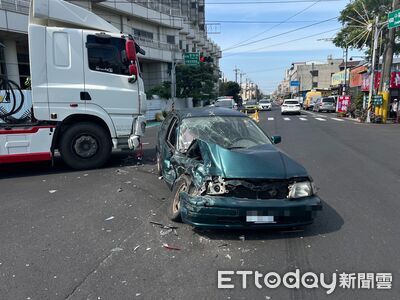 嘉義自小客疑闖紅燈！對決左轉大貨車　車頭爛成廢鐵畫面曝