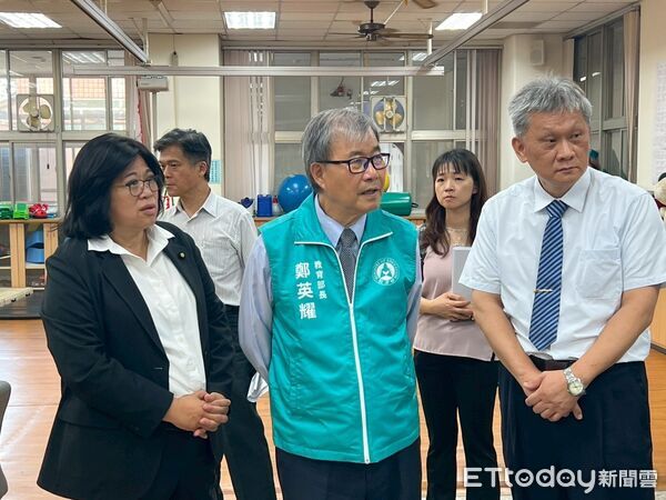 ▲▼   教育部長鄭英耀訪視嘉市校園 立委王美惠力爭經費全面升級環境    。（圖／立委王美惠服務處提供）