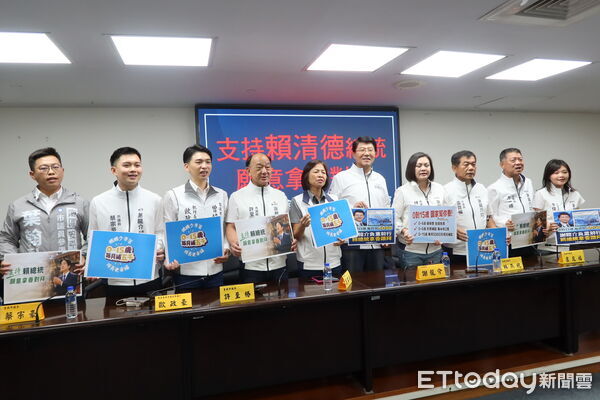 ▲台南市長參選人謝龍介率領台南市議會國民黨團召開記者會，呼籲中央提前實施育兒補助政策。（記者林東良翻攝，下同）
