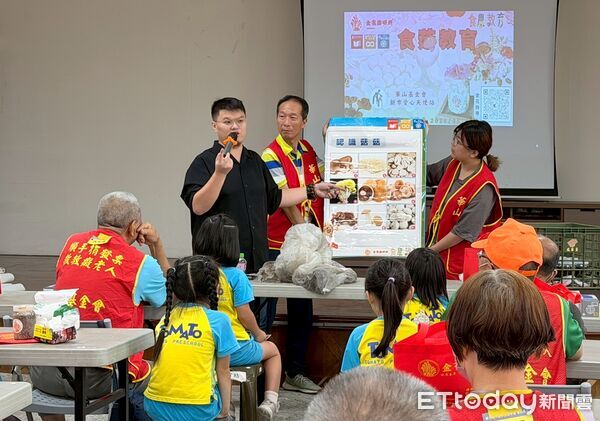 ▲華山基金會新市天使站舉辦18週年感恩茶會，邀請孤老與幼童一同參與食農體驗。（記者林東良翻攝，下同）