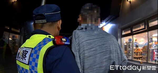 ▲太麻里警護送男子安全返家。（圖／記者楊晨東翻攝）
