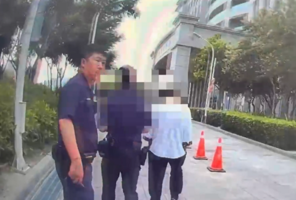 ▲男子持模擬槍彈闖法院調解遭逮。（圖／警方提供）