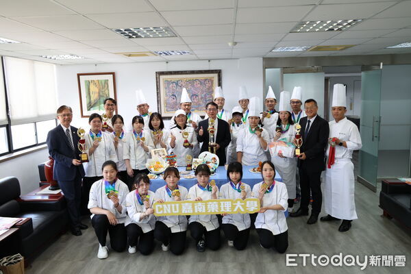 ▲嘉南藥理大學餐旅管理系師生參加中華奧林匹克盃國際競賽，勇奪8金、12銀、7銅佳績。（記者林東良翻攝，下同）