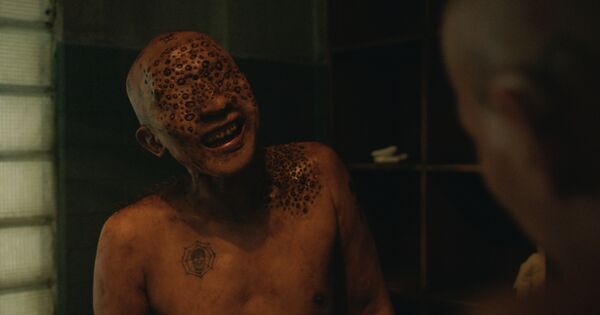 ▲《鬼入獄》片中接連遭遇無法解釋的靈異事件之後，下一秒全體鐵漢直男獄友嚇得狂奔逃亡。（圖／金盞花大影業提供）