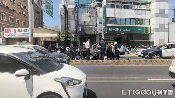 ▲台南市警一分局大批警力在東區東門路攔截涉案轎車，制伏2名拒捕男子。（民眾提供，下同）