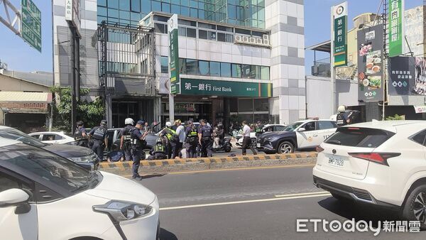 ▲台南市警一分局大批警力在東區東門路攔截涉案轎車，制伏2名拒捕男子。（民眾提供，下同）