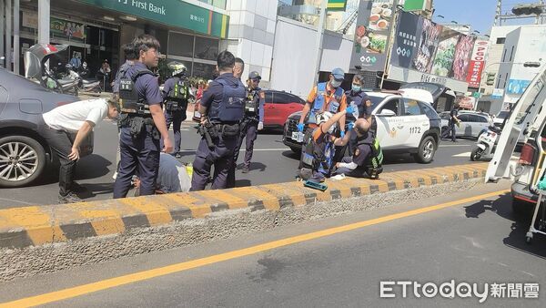 ▲台南市警一分局大批警力在東區東門路攔截涉案轎車，制伏2名拒捕男子。（民眾提供，下同）