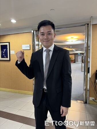 ▲台南市議員蔡宗豪於總質詢端出「政策題快問快答」，要求市長黃偉哲回應市長參選人政見可行性。（記者林東良翻攝，下同）
