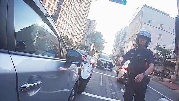 ▲桃園市中壢警分局興國派出所員警昨天下午巡邏途經中壢區環西路二段時，攔停可疑白牌車。（圖／中壢警分局提供）