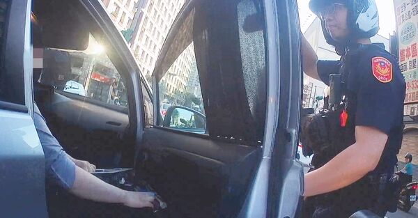 ▲桃園市中壢警分局興國派出所員警昨天下午在環西路二段攔停白牌車，但車上人員一度拒絕開啟車門。（圖／中壢警分局提供）
