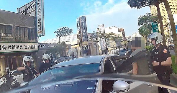 ▲中壢警分局興國派出所員警昨天下午在環西路二段攔停白牌車，查獲6名越南籍男女移工。（圖／中壢警分局提供）