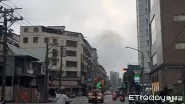 ▲新北市三重區火警，疑有民眾受困，警消搶救中。（圖／民眾提供）