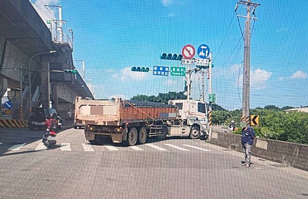 ▲桃園市蘆竹警分局今天上午接獲報案，蘆竹區南青路、富昌街口發生交通事故，圖為事故現場。（圖／蘆竹警分局提供）