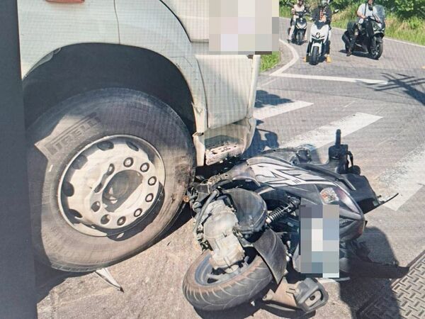 ▲桃園市蘆竹警分局今天上午接獲報案，蘆竹區南青路、富昌街口發生交通事故，機車受損嚴重。（圖／蘆竹警分局提供）