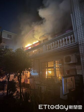 ▲▼台南安南區晚間住宅火警，火勢一度燒很大，還冒出大量濃煙。（圖／記者林東良翻攝）