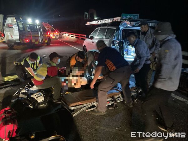 ▲台東台9線20日晚間發生重大車禍，機車雙載撞路邊車造成2人OHCA。（圖／記者楊晨東翻攝）