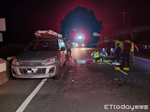 ▲台東台9線20日晚間發生重大車禍，機車雙載撞路邊車造成2人OHCA。（圖／記者楊晨東翻攝）