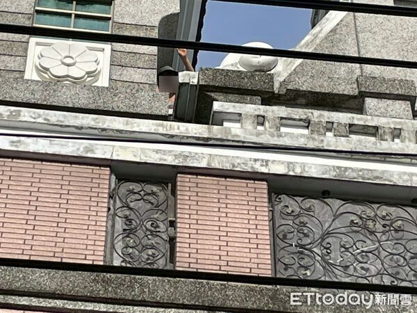 ▲里港警消合力讓樓婦脫困。（圖／記者陳崑福翻攝）