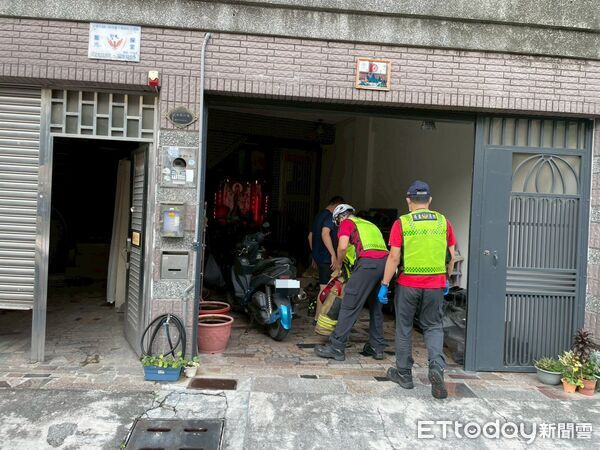 ▲里港警消合力讓樓婦脫困。（圖／記者陳崑福翻攝）