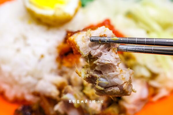 ▲▼陳明旺脆烤豬飯。（圖／部落客陳小可的吃喝玩樂授權提供）