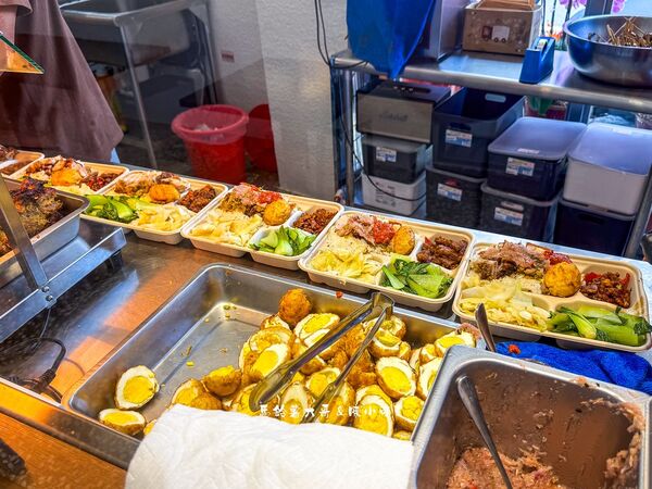 ▲▼陳明旺脆烤豬飯。（圖／部落客陳小可的吃喝玩樂授權提供）