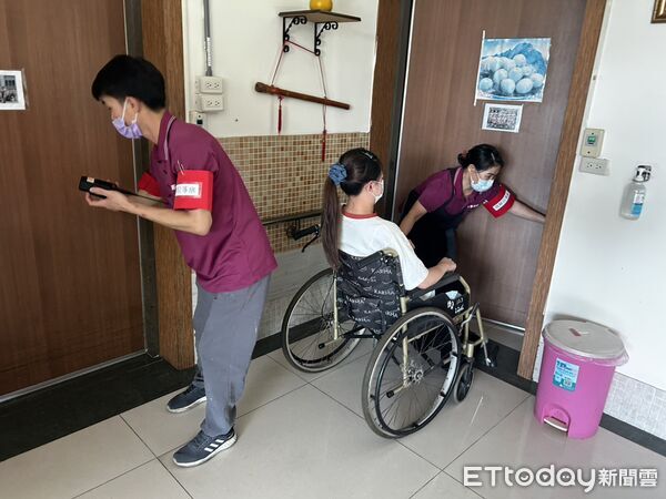 ▲台南市政府消防局第二大隊下營分隊與康寧護理之家共同辦理自衛消防編組演練，強化長照機構防災應變能力。（記者林東良翻攝，下同）