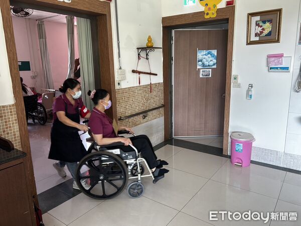 ▲台南市政府消防局第二大隊下營分隊與康寧護理之家共同辦理自衛消防編組演練，強化長照機構防災應變能力。（記者林東良翻攝，下同）
