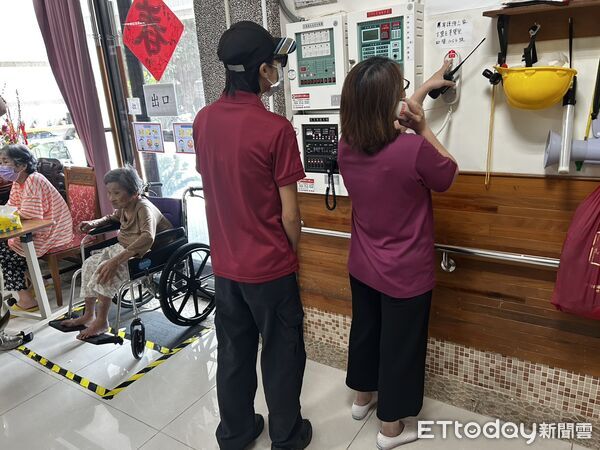 ▲台南市政府消防局第二大隊下營分隊與康寧護理之家共同辦理自衛消防編組演練，強化長照機構防災應變能力。（記者林東良翻攝，下同）