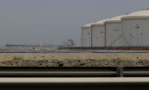▲▼2012年一艘船停靠在阿拉伯聯合大公國富查伊拉（Fujairah）的加油站。（圖／達志影像／美聯社）