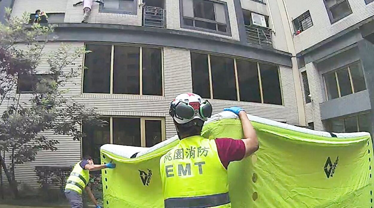 桃園男忘帶鎖匙扮蜘蛛人爬外牆 卡3樓腿軟了!警消解圍