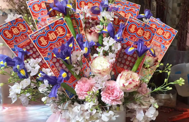 鮮花已不驚喜?520陸「彩券花束」爆紅 店家稱:單日耗千斤花材