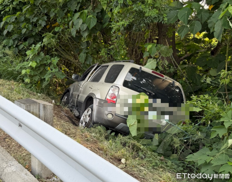 國1北斗段車禍!休旅車猛撞護欄噴落邊坡 傳出陣陣焦味