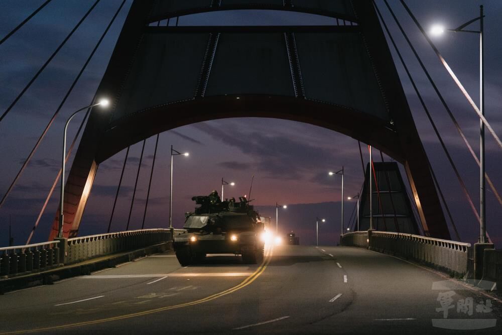 聯兵584旅戰備偵巡過重要橋樑 M1A2T戰車展機動韌性