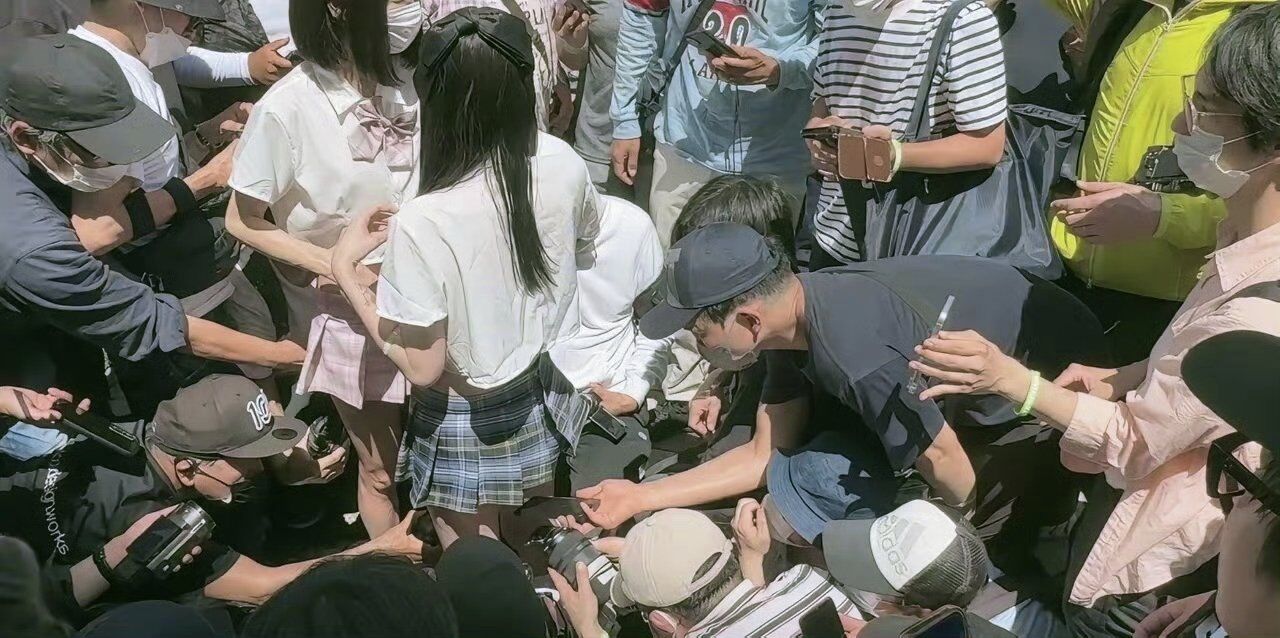 宅男圍著搶拍「正妹coser」裙底 痴漢現場曝光